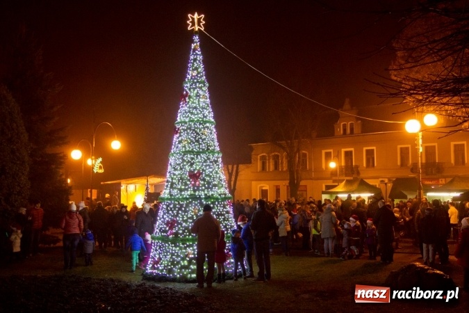 Zdjęcie w galerii na portalu naszraciborz.pl: W Krzanowicach są już gotowi na Boże Narodzenie. Dziś mieszkańcy wsp&oacute;lnie rozświetlili na rynku choinkę FOTO i WIDEO wiadomości z regionu