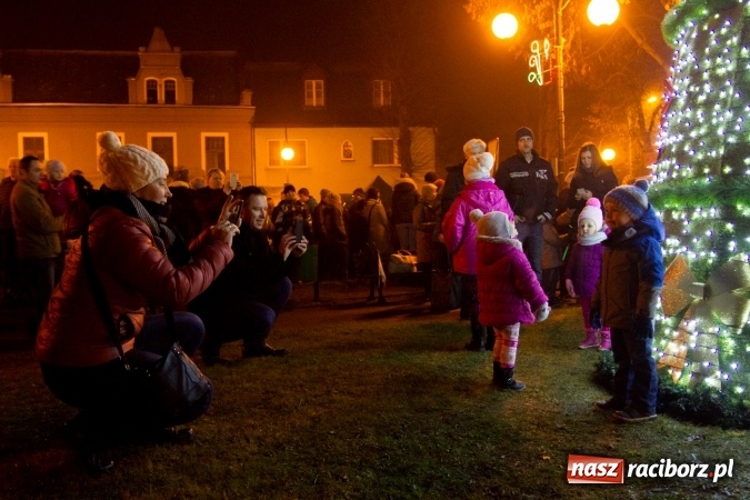 Zdjęcie w galerii na portalu naszraciborz.pl: W Krzanowicach są już gotowi na Boże Narodzenie. Dziś mieszkańcy wsp&oacute;lnie rozświetlili na rynku choinkę FOTO i WIDEO wiadomości z regionu