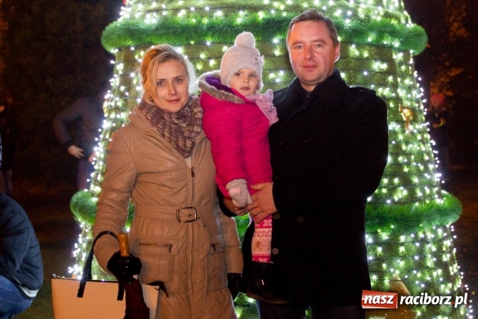 Zdjęcie w galerii na portalu naszraciborz.pl: W Krzanowicach są już gotowi na Boże Narodzenie. Dziś mieszkańcy wsp&oacute;lnie rozświetlili na rynku choinkę FOTO i WIDEO wiadomości z regionu