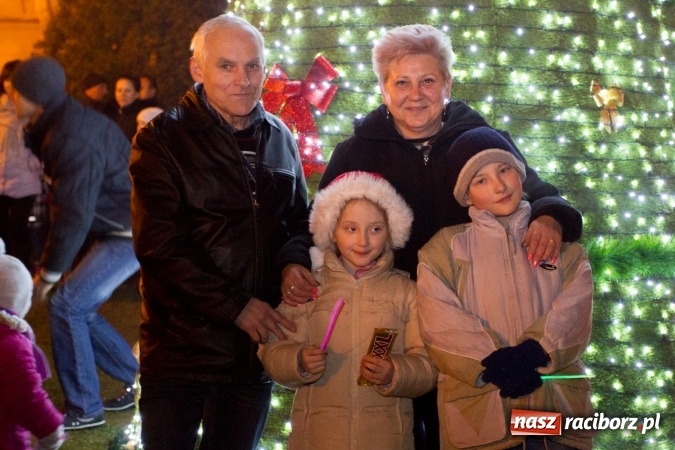 Zdjęcie w galerii na portalu naszraciborz.pl: W Krzanowicach są już gotowi na Boże Narodzenie. Dziś mieszkańcy wsp&oacute;lnie rozświetlili na rynku choinkę FOTO i WIDEO wiadomości z regionu