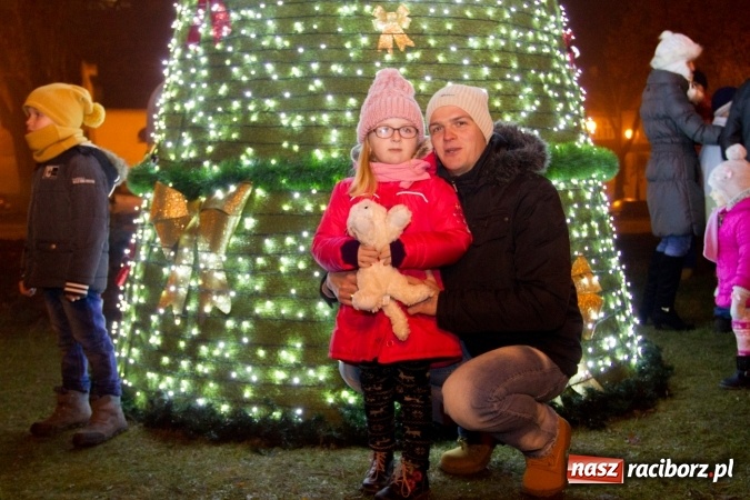 Zdjęcie w galerii na portalu naszraciborz.pl: W Krzanowicach są już gotowi na Boże Narodzenie. Dziś mieszkańcy wsp&oacute;lnie rozświetlili na rynku choinkę FOTO i WIDEO wiadomości z regionu