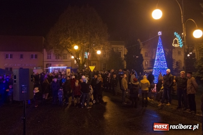 Zdjęcie w galerii na portalu naszraciborz.pl: W Krzanowicach są już gotowi na Boże Narodzenie. Dziś mieszkańcy wsp&oacute;lnie rozświetlili na rynku choinkę FOTO i WIDEO wiadomości z regionu