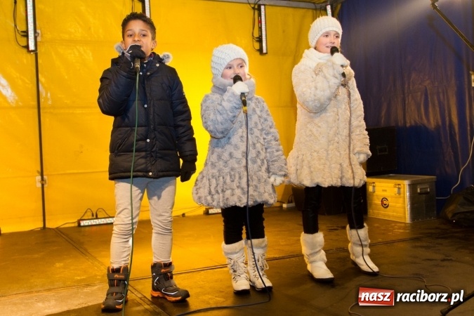 Zdjęcie w galerii na portalu naszraciborz.pl: W Krzanowicach są już gotowi na Boże Narodzenie. Dziś mieszkańcy wsp&oacute;lnie rozświetlili na rynku choinkę FOTO i WIDEO wiadomości z regionu