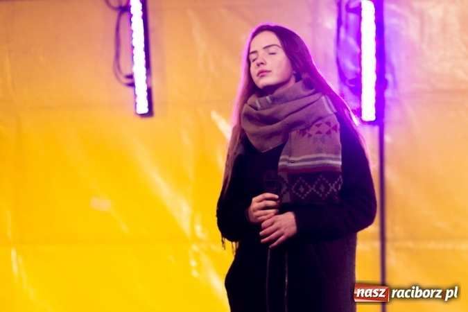 Zdjęcie w galerii na portalu naszraciborz.pl: W Krzanowicach są już gotowi na Boże Narodzenie. Dziś mieszkańcy wsp&oacute;lnie rozświetlili na rynku choinkę FOTO i WIDEO wiadomości z regionu