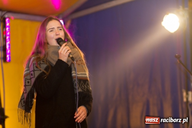 Zdjęcie w galerii na portalu naszraciborz.pl: W Krzanowicach są już gotowi na Boże Narodzenie. Dziś mieszkańcy wsp&oacute;lnie rozświetlili na rynku choinkę FOTO i WIDEO wiadomości z regionu