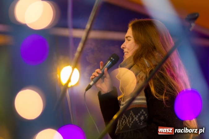 Zdjęcie w galerii na portalu naszraciborz.pl: W Krzanowicach są już gotowi na Boże Narodzenie. Dziś mieszkańcy wsp&oacute;lnie rozświetlili na rynku choinkę FOTO i WIDEO wiadomości z regionu