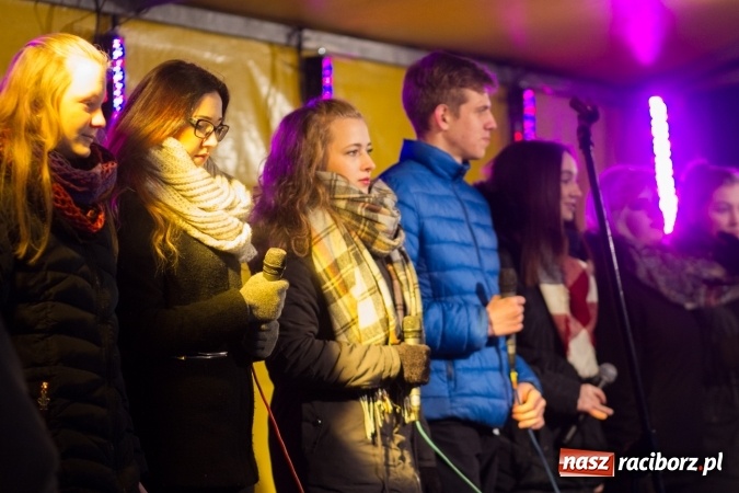 Zdjęcie w galerii na portalu naszraciborz.pl: W Krzanowicach są już gotowi na Boże Narodzenie. Dziś mieszkańcy wsp&oacute;lnie rozświetlili na rynku choinkę FOTO i WIDEO wiadomości z regionu