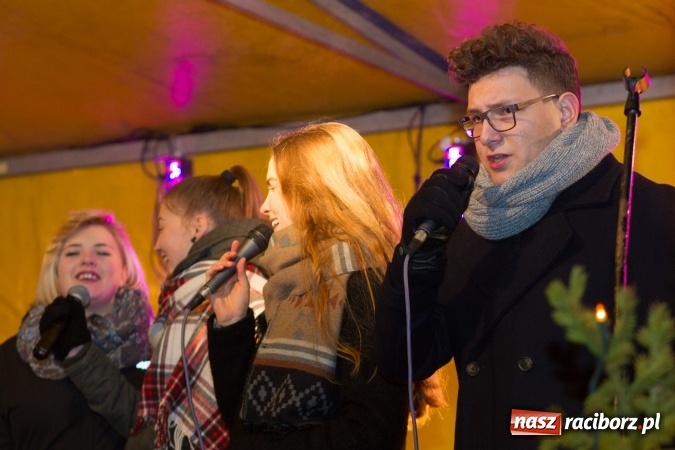 Zdjęcie w galerii na portalu naszraciborz.pl: W Krzanowicach są już gotowi na Boże Narodzenie. Dziś mieszkańcy wsp&oacute;lnie rozświetlili na rynku choinkę FOTO i WIDEO wiadomości z regionu