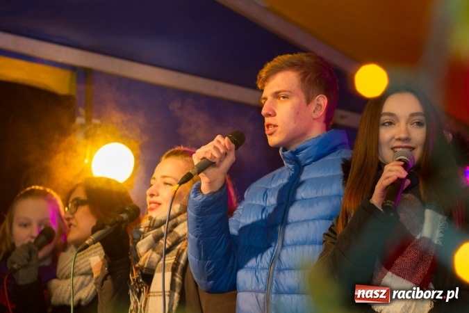 Zdjęcie w galerii na portalu naszraciborz.pl: W Krzanowicach są już gotowi na Boże Narodzenie. Dziś mieszkańcy wsp&oacute;lnie rozświetlili na rynku choinkę FOTO i WIDEO wiadomości z regionu