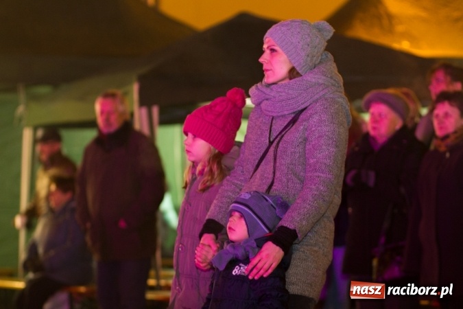 Zdjęcie w galerii na portalu naszraciborz.pl: W Krzanowicach są już gotowi na Boże Narodzenie. Dziś mieszkańcy wsp&oacute;lnie rozświetlili na rynku choinkę FOTO i WIDEO wiadomości z regionu