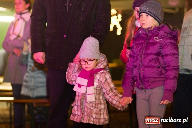 Zdjęcie w galerii na portalu naszraciborz.pl: W Krzanowicach są już gotowi na Boże Narodzenie. Dziś mieszkańcy wsp&oacute;lnie rozświetlili na rynku choinkę FOTO i WIDEO wiadomości z regionu