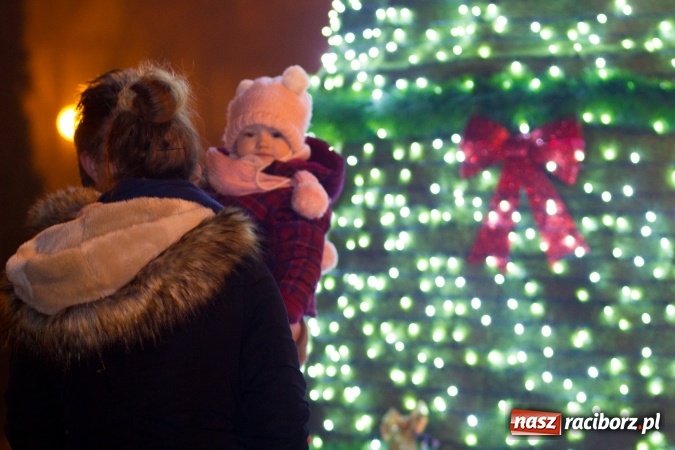 Zdjęcie w galerii na portalu naszraciborz.pl: W Krzanowicach są już gotowi na Boże Narodzenie. Dziś mieszkańcy wsp&oacute;lnie rozświetlili na rynku choinkę FOTO i WIDEO wiadomości z regionu