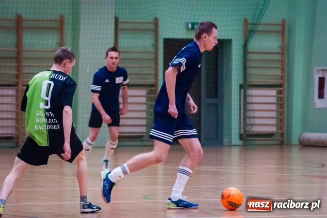 Zdjęcie w galerii na portalu naszraciborz.pl: Niedzielny wieczór z Halową Ligą Piłki Nożnej wiadomości z regionu