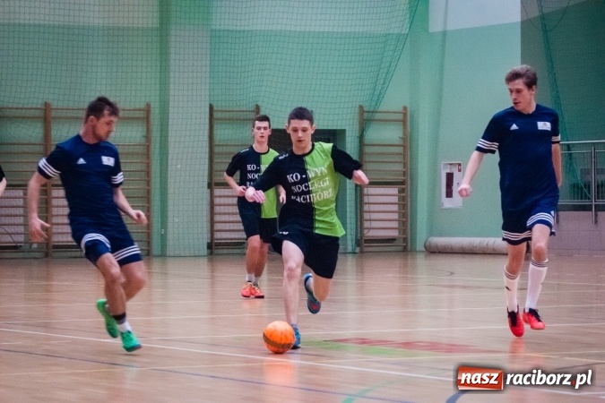 Zdjęcie w galerii na portalu naszraciborz.pl: Niedzielny wieczór z Halową Ligą Piłki Nożnej wiadomości z regionu