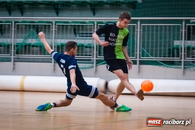 Zdjęcie w galerii na portalu naszraciborz.pl: Niedzielny wieczór z Halową Ligą Piłki Nożnej wiadomości z regionu