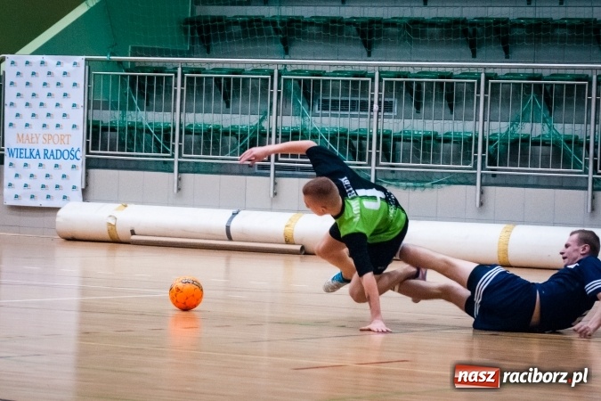 Zdjęcie w galerii na portalu naszraciborz.pl: Niedzielny wieczór z Halową Ligą Piłki Nożnej wiadomości z regionu