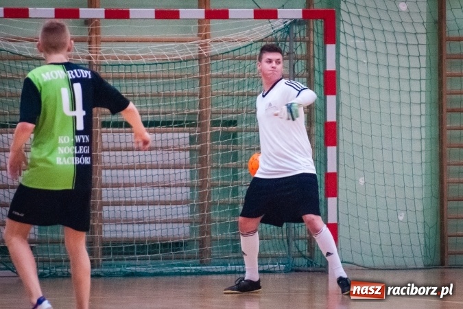 Zdjęcie w galerii na portalu naszraciborz.pl: Niedzielny wieczór z Halową Ligą Piłki Nożnej wiadomości z regionu