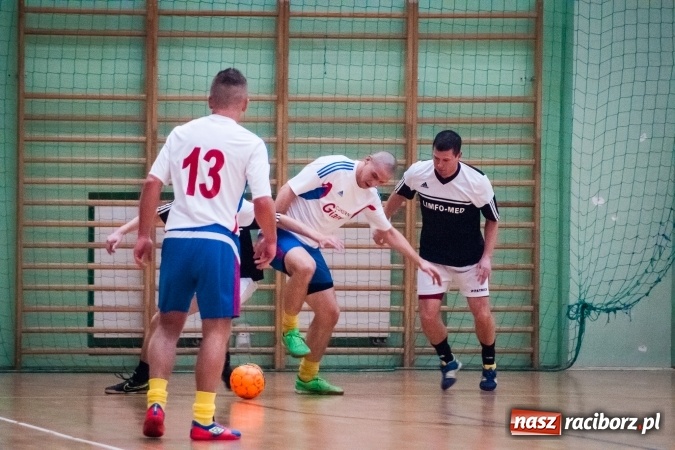 Zdjęcie w galerii na portalu naszraciborz.pl: Niedzielny wieczór z Halową Ligą Piłki Nożnej wiadomości z regionu