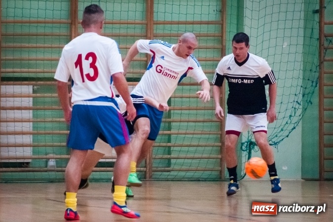 Zdjęcie w galerii na portalu naszraciborz.pl: Niedzielny wieczór z Halową Ligą Piłki Nożnej wiadomości z regionu