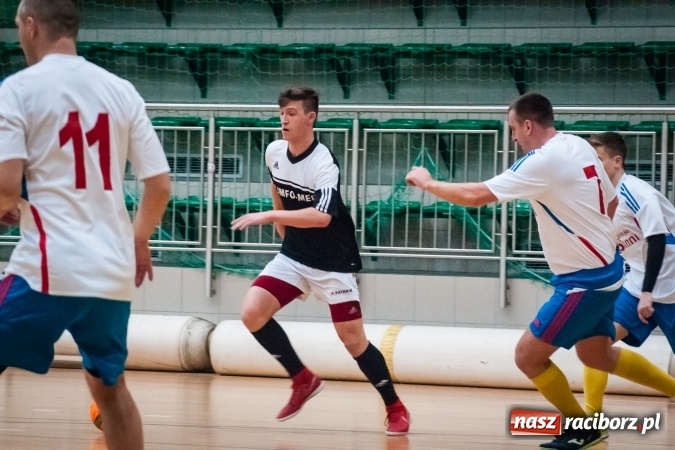 Zdjęcie w galerii na portalu naszraciborz.pl: Niedzielny wieczór z Halową Ligą Piłki Nożnej wiadomości z regionu