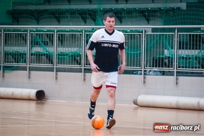 Zdjęcie w galerii na portalu naszraciborz.pl: Niedzielny wieczór z Halową Ligą Piłki Nożnej wiadomości z regionu