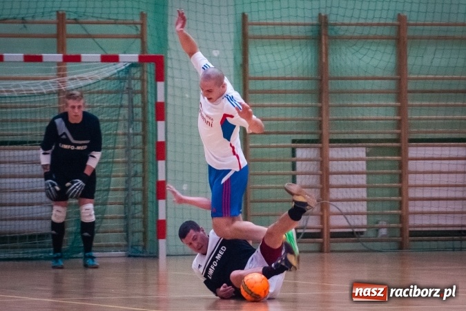 Zdjęcie w galerii na portalu naszraciborz.pl: Niedzielny wieczór z Halową Ligą Piłki Nożnej wiadomości z regionu