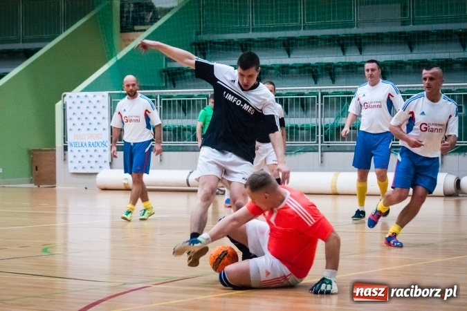 Zdjęcie w galerii na portalu naszraciborz.pl: Niedzielny wieczór z Halową Ligą Piłki Nożnej wiadomości z regionu
