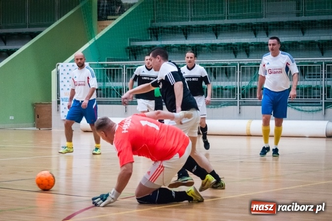 Zdjęcie w galerii na portalu naszraciborz.pl: Niedzielny wieczór z Halową Ligą Piłki Nożnej wiadomości z regionu