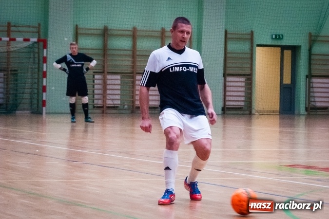 Zdjęcie w galerii na portalu naszraciborz.pl: Niedzielny wieczór z Halową Ligą Piłki Nożnej wiadomości z regionu