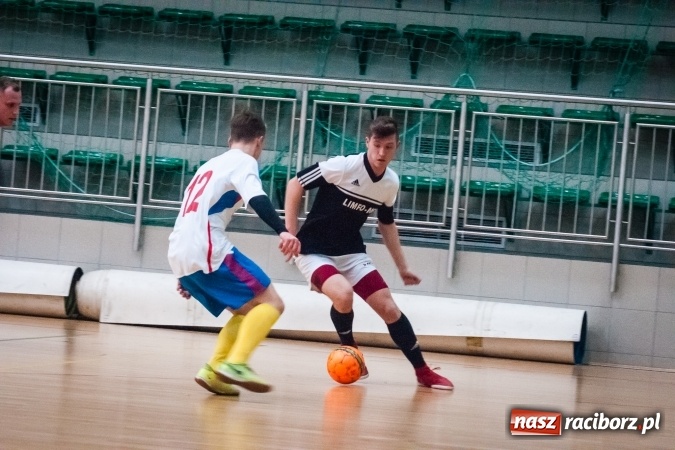Zdjęcie w galerii na portalu naszraciborz.pl: Niedzielny wieczór z Halową Ligą Piłki Nożnej wiadomości z regionu