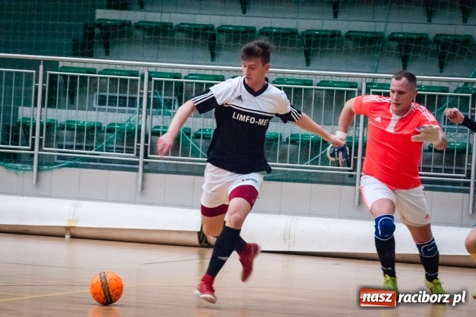 Zdjęcie w galerii na portalu naszraciborz.pl: Niedzielny wieczór z Halową Ligą Piłki Nożnej wiadomości z regionu