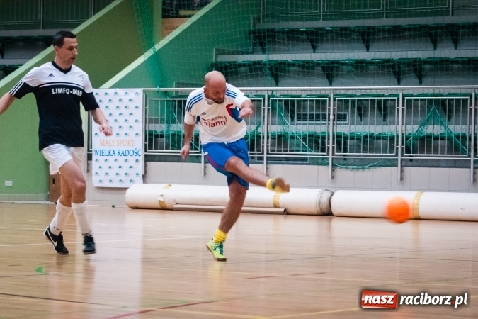 Zdjęcie w galerii na portalu naszraciborz.pl: Niedzielny wieczór z Halową Ligą Piłki Nożnej wiadomości z regionu