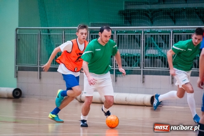 Zdjęcie w galerii na portalu naszraciborz.pl: Niedzielny wieczór z Halową Ligą Piłki Nożnej wiadomości z regionu