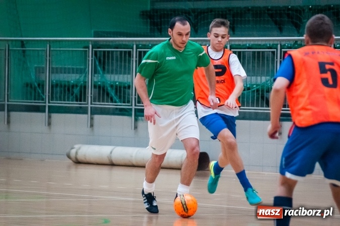 Zdjęcie w galerii na portalu naszraciborz.pl: Niedzielny wieczór z Halową Ligą Piłki Nożnej wiadomości z regionu