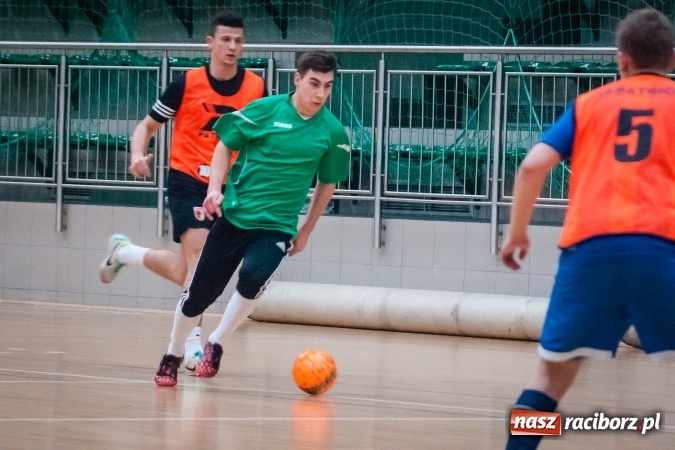 Zdjęcie w galerii na portalu naszraciborz.pl: Niedzielny wieczór z Halową Ligą Piłki Nożnej wiadomości z regionu