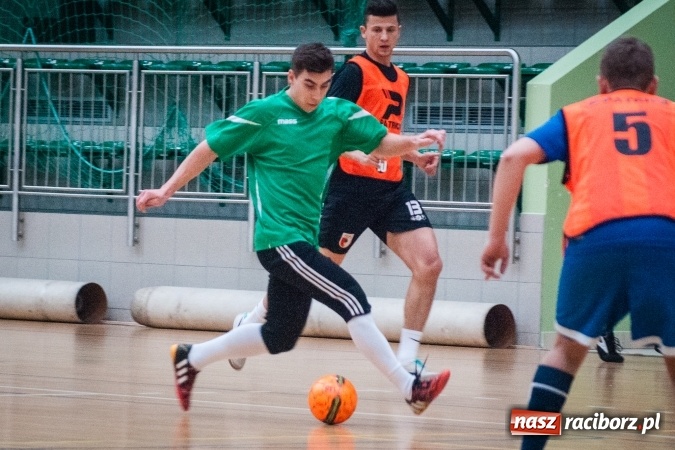 Zdjęcie w galerii na portalu naszraciborz.pl: Niedzielny wieczór z Halową Ligą Piłki Nożnej wiadomości z regionu