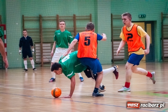 Zdjęcie w galerii na portalu naszraciborz.pl: Niedzielny wieczór z Halową Ligą Piłki Nożnej wiadomości z regionu