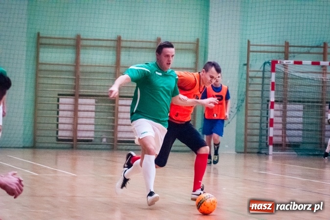 Zdjęcie w galerii na portalu naszraciborz.pl: Niedzielny wieczór z Halową Ligą Piłki Nożnej wiadomości z regionu