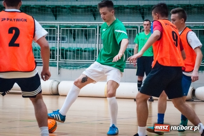 Zdjęcie w galerii na portalu naszraciborz.pl: Niedzielny wieczór z Halową Ligą Piłki Nożnej wiadomości z regionu