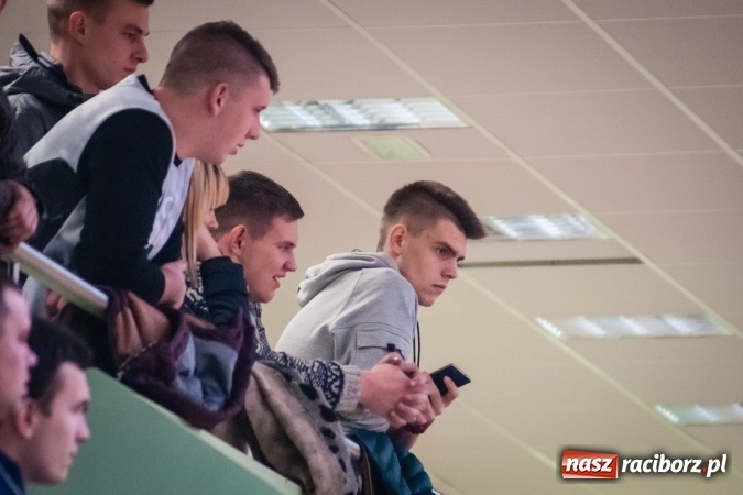 Zdjęcie w galerii na portalu naszraciborz.pl: Niedzielny wieczór z Halową Ligą Piłki Nożnej wiadomości z regionu