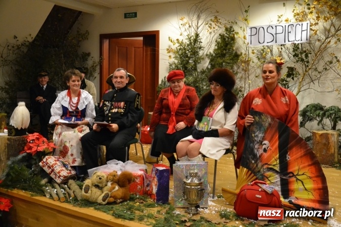 Zdjęcie w galerii na portalu naszraciborz.pl: W pośpiechu na Święta Bożego Narodzenia - widowisko wigilijne na Zamku Piastowskim wiadomości z regionu