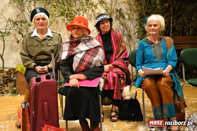 Zdjęcie w galerii na portalu naszraciborz.pl: W pośpiechu na Święta Bożego Narodzenia - widowisko wigilijne na Zamku Piastowskim wiadomości z regionu