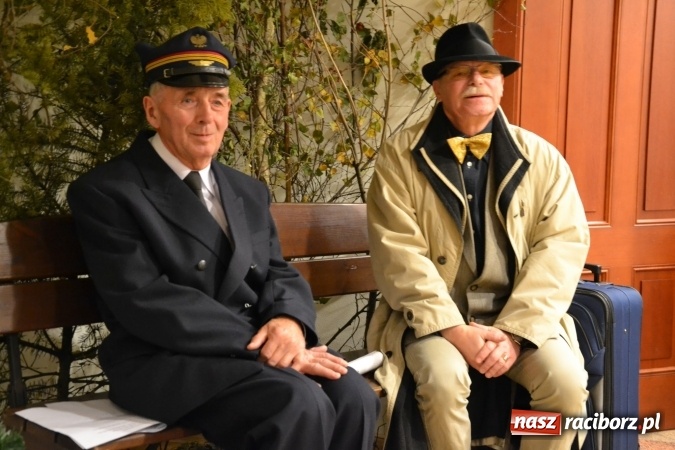 Zdjęcie w galerii na portalu naszraciborz.pl: W pośpiechu na Święta Bożego Narodzenia - widowisko wigilijne na Zamku Piastowskim wiadomości z regionu