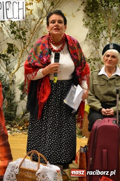 Zdjęcie w galerii na portalu naszraciborz.pl: W pośpiechu na Święta Bożego Narodzenia - widowisko wigilijne na Zamku Piastowskim wiadomości z regionu