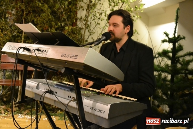 Zdjęcie w galerii na portalu naszraciborz.pl: W pośpiechu na Święta Bożego Narodzenia - widowisko wigilijne na Zamku Piastowskim wiadomości z regionu