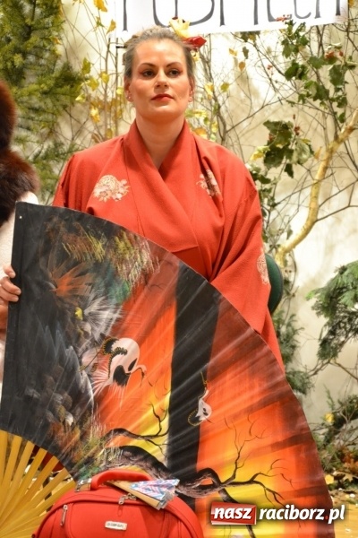 Zdjęcie w galerii na portalu naszraciborz.pl: W pośpiechu na Święta Bożego Narodzenia - widowisko wigilijne na Zamku Piastowskim wiadomości z regionu