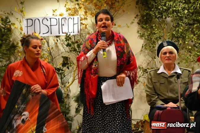 Zdjęcie w galerii na portalu naszraciborz.pl: W pośpiechu na Święta Bożego Narodzenia - widowisko wigilijne na Zamku Piastowskim wiadomości z regionu