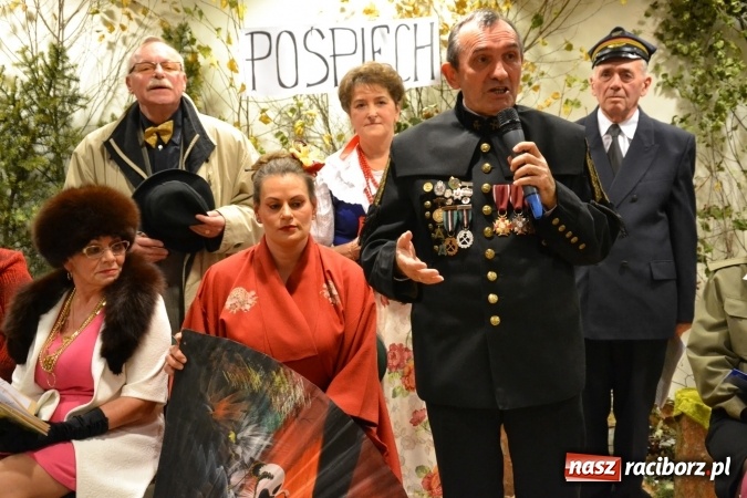 Zdjęcie w galerii na portalu naszraciborz.pl: W pośpiechu na Święta Bożego Narodzenia - widowisko wigilijne na Zamku Piastowskim wiadomości z regionu