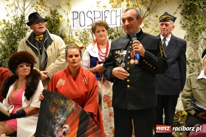 Zdjęcie w galerii na portalu naszraciborz.pl: W pośpiechu na Święta Bożego Narodzenia - widowisko wigilijne na Zamku Piastowskim wiadomości z regionu