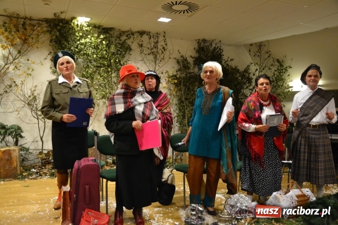 Zdjęcie w galerii na portalu naszraciborz.pl: W pośpiechu na Święta Bożego Narodzenia - widowisko wigilijne na Zamku Piastowskim wiadomości z regionu